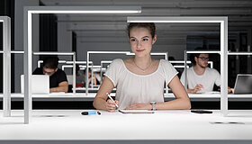 Bibliotheksleuchte an einem Arbeits- und Leseplatz Bibliotheksleuchte an einem Arbeits- und Leseplatz