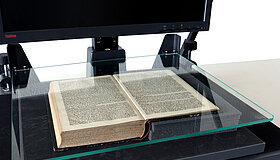 Buchwippe mit Glasplatte am Archivscanner Buchwippe mit Glasplatte am Archivscanner