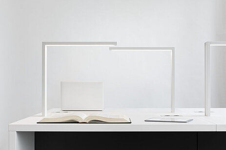 Bibliotheksleuchten auf einem Schreibtisch Bibliotheksleuchten auf einem Schreibtisch