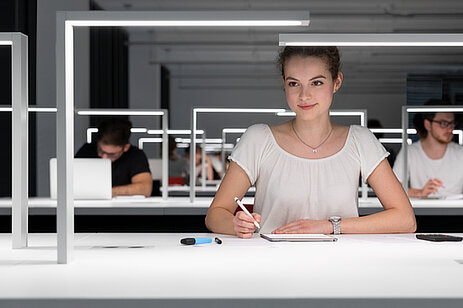 Bibliotheksleuchte an einem Lese- und Arbeitsplatz in der Bibliothek Bibliotheksleuchte an einem Lese- und Arbeitsplatz in der Bibliothek