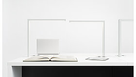 LUMEN Bibliothekslampe in grau am Arbeitsplatz LUMEN Bibliothekslampe in grau am Arbeitsplatz
