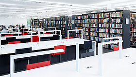 Großer Benutzerbereich einer Universitätsbibliothek Großer Benutzerbereich einer Universitätsbibliothek