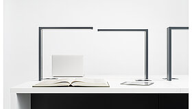 LUMEN Bibliotheksleuchte in dunkelgrau am Arbeitsplatz LUMEN Bibliotheksleuchte in dunkelgrau am Arbeitsplatz