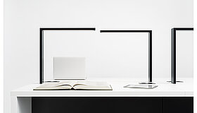LUMEN Bibliotheksleuchte in schwarz am Arbeitsplatz LUMEN Bibliotheksleuchte in schwarz am Arbeitsplatz