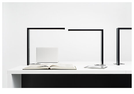 LUMEN Bibliotheksleuchte in schwarz am Arbeitsplatz LUMEN Bibliotheksleuchte in schwarz am Arbeitsplatz